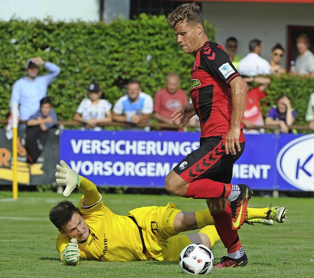 Florian Niederlechner spielt Darmstadt...Michael Esser aus und trifft zum 3:1.   | Foto: Keller, dpa