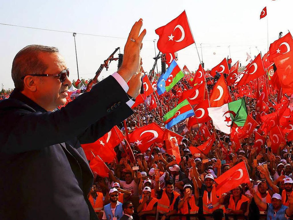 Erdogan bei der Kundgebung in Istanbul, zu der Hunderttausende Menschen kamen.  | Foto: AFP