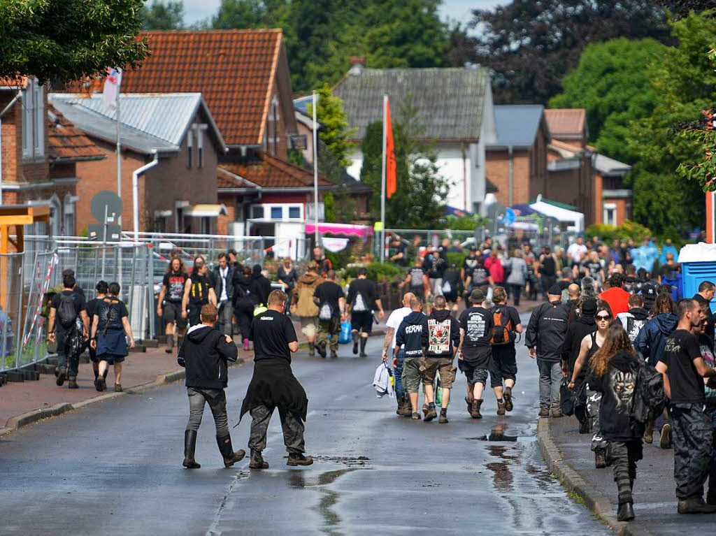 Metal-Fans bevlkern die Straen von Wacken in Schleswig-Holstein.