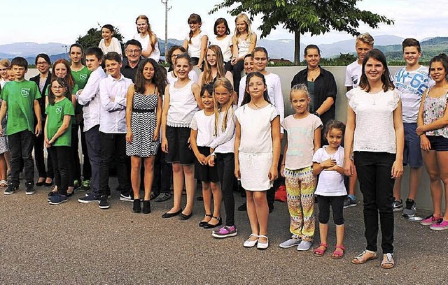 Gelungenes Sommerkonzert der Musikschu...r 60 jungen Musiker nach dem Konzert.   | Foto: Privat