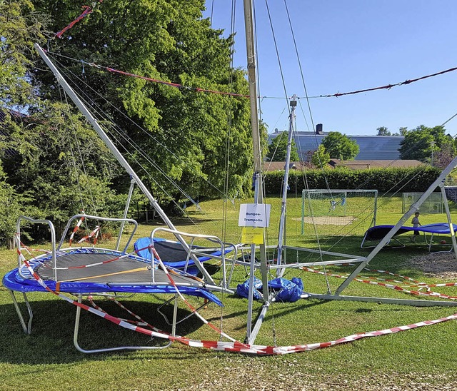 Völlig verbogen präsentieren sich nach...ne der Bungee-Anlage beim Städtlefest.  | Foto: Privat