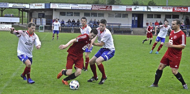 Die SF Elzach-Yach (rote Trikots) beim...spiel gegen Nordweil-Wagenstadt (3:3).  | Foto: Tobias Winterhalter