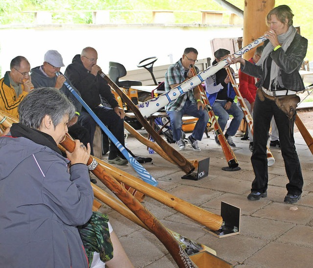 Teilnehmer ben sich im Spielen des Didgeridoos.   | Foto: Gert Brichta