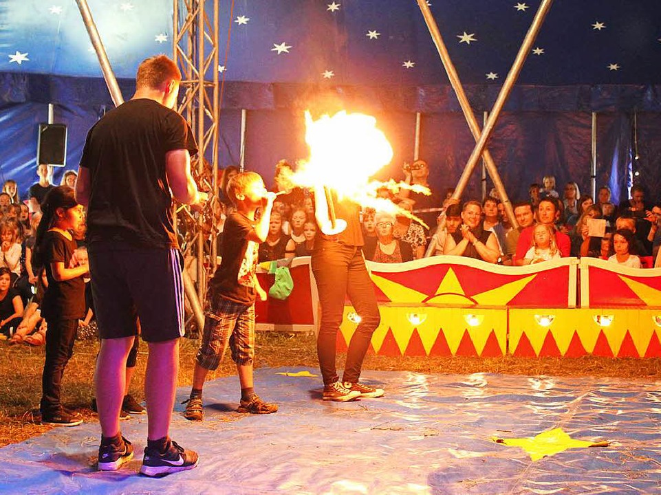 Buchstblich eine heie Sache war der Auftritt der Feuerschlucker.   | Foto: Anja Bertsch