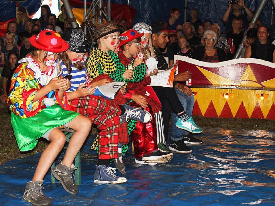 Die Zuschauer zum Lachen zu bringen ist eine Kernkompetenz der Clowns.   | Foto: Anja Bertsch