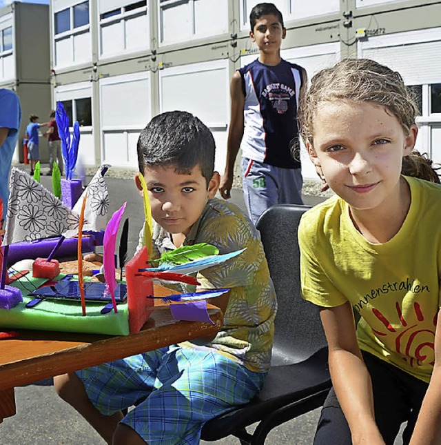 Ali Nasar (links) und Maren  haben zusammen gebastelt.   | Foto: Stella Kaltenbach