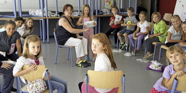 Die 15 Jungen und Mdchen, die  den Er...an einen Verband fachgerecht anlegt.    | Foto: Reinhard Herbrig