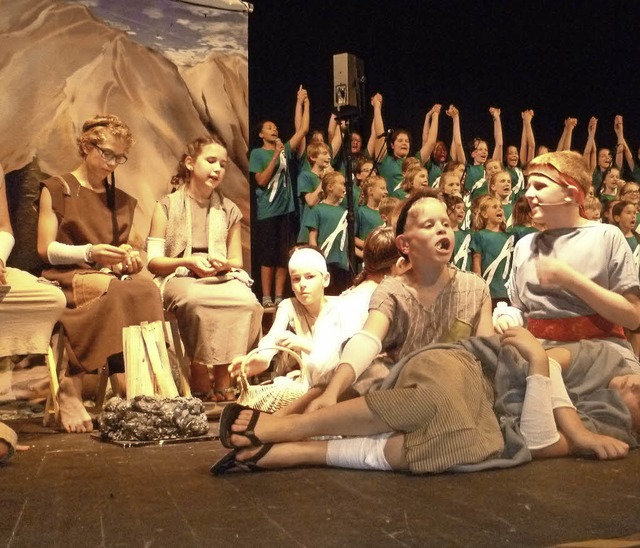 Bhnenszene aus dem Adonia-Musical: Di...tzigen versammeln sich vor der Stadt.   | Foto: Gabriele Rasenberger