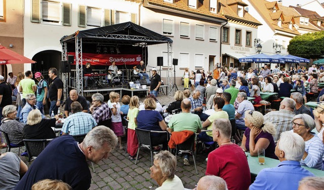 Die Kultband &#8222;Boogie Connection&#8220; zog viele Besucher an.   | Foto: Zahn