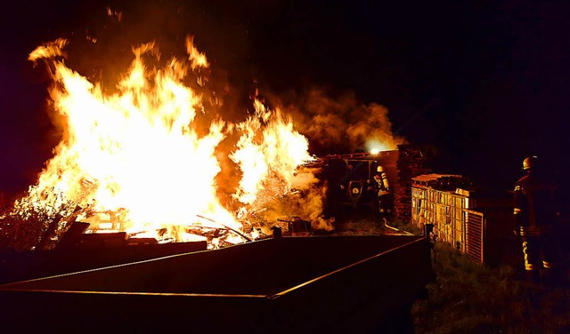 Lichterloh brannten in der Nacht auf M...tschaftliche Gerte wurden beschdigt.  | Foto: Feuerwehr Offenburg