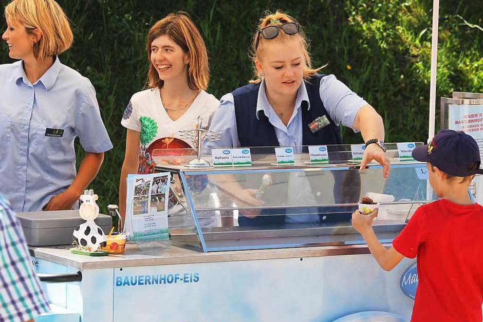 Auch für den kleinen Mann gab es zum Abkühlen ein Bauernhof-Eis am Schmidts Markt Stand. (Foto: Cornelia Liebwein) Auch für den kleinen Mann gab es zum Abkühlen ein Bauernhof-Eis am Schmidts Markt Stand. (Foto: Cornelia Liebwein)