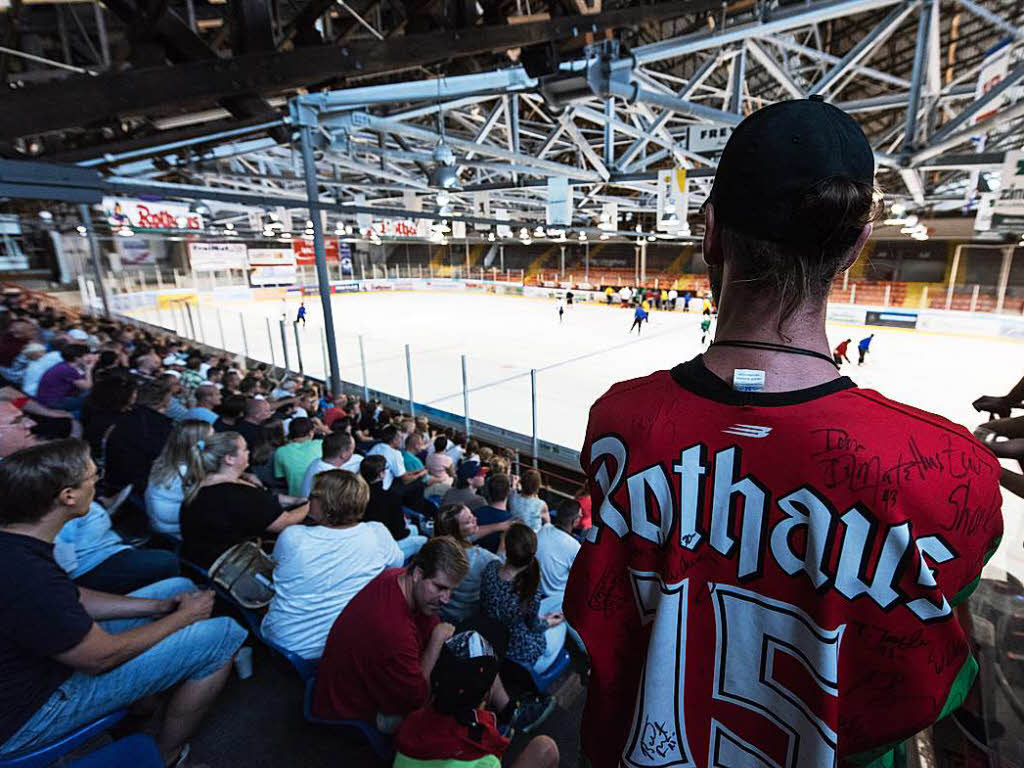 Mehr als 500 Zuschauer verfolgten die ffentliche Trainingseinheit im Freiburger Eisstadion.