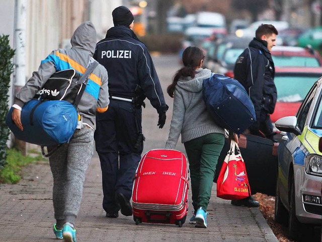 Abgelehnte Asylbewerber werden in Leipzig zum Flughafen gebracht.   | Foto: dpa