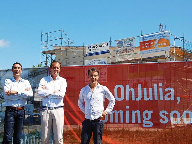 Jrgen Schwarz, Marc Uebelherr und Mirko Sansa (von links) vor dem neuen Komplex  | Foto: hr