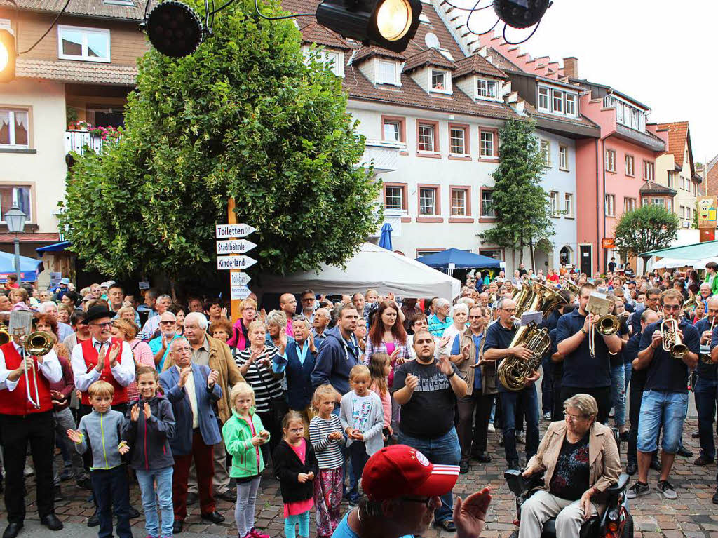 Gelungener Auftakt des Stdtlefestes mit Empfang geladener Gste, Sternmarsch (im Bild), Fassanstich, Feuerwerk, viel Musik und kulinarischen Genssen.