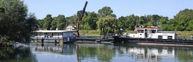 Sasbach. Bergungsarbeiten auf dem Rhein bei Sasbach.  | Foto: Roland Vitt