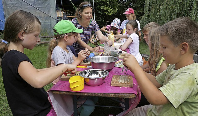 Die Kinder bereiteten mit Ruth Weber e...vor auf einer Wiese gesammelt hatten.   | Foto: Christoph Breithaupt