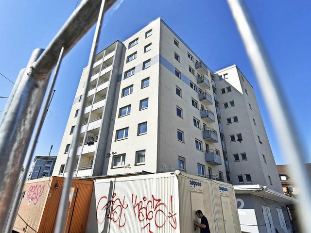 Das Hochhaus im Stadtteil Brhl-Beurbarung ist noch immer nicht bewohnbar.  | Foto: Michael Bamberger