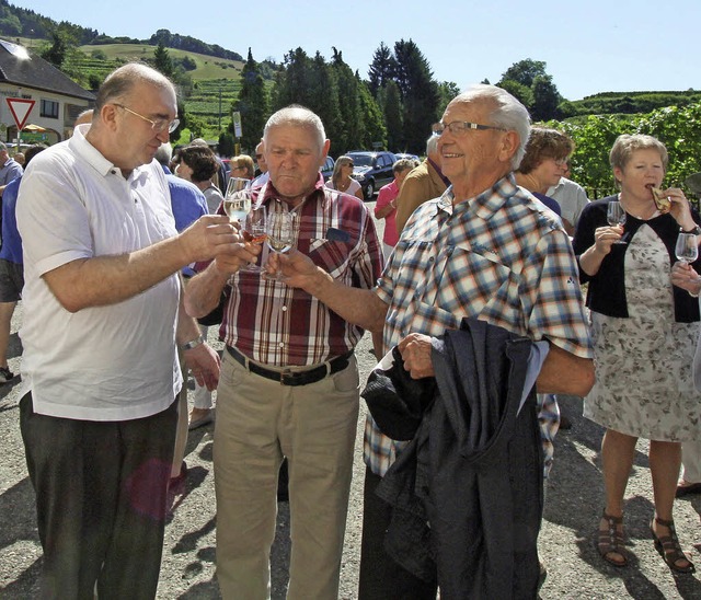 Auch Pfarrer Stjepan Lukec (links) mis...in noch anregende  Gesprche fhrten.   | Foto: Herbert Trogus