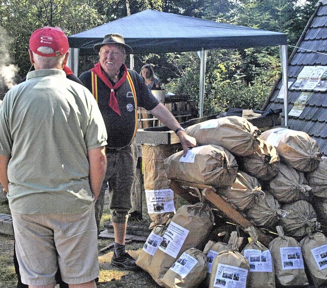 Der Marktsonntag am Kohlenmeiler zog a...en Khlern und ihrer Arbeit war riesig  | Foto: Karin Stckl-Steinebrunner