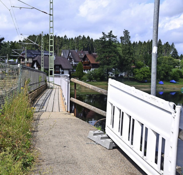 Die Absperrung ist zur Seite gestellt,...steg am Fischbacher Viadukt begehbar.   | Foto: Evamarie Kurfess