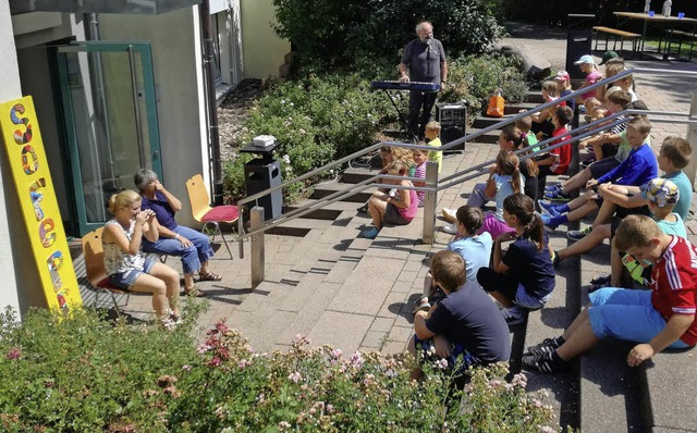 Mit Linda Runge sowie Gisela und Josef... Kinder einen Sitz-Boogie-Woogie ein.   | Foto: Lebendiges Oberhof