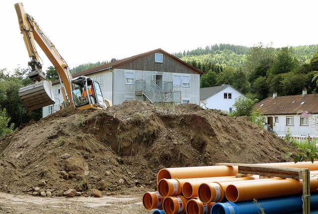 Der Bagger hat sich seinen eigenen Berg aufgeschaufelt.   | Foto: Peter Stellmach