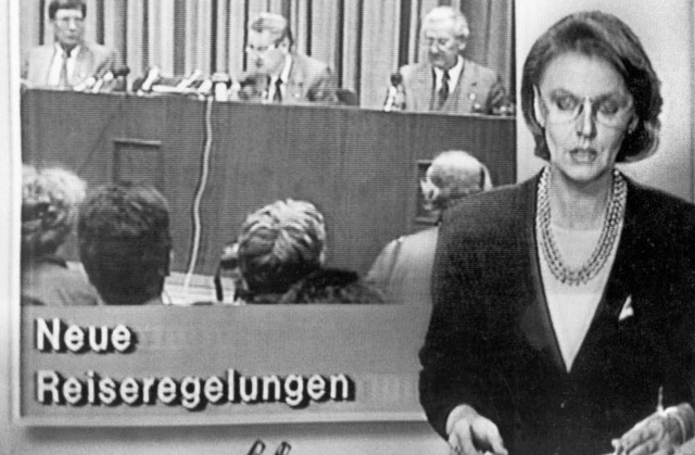 Die Meldung des DDR-Staatsfernsehens, die   die Mauer ffnet.  | Foto: dpa