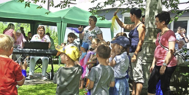 Kinder erfreuten  mit ihren Liedern di...t  im  Alten- und Pflegeheim Todtnau.   | Foto: Karin Maier