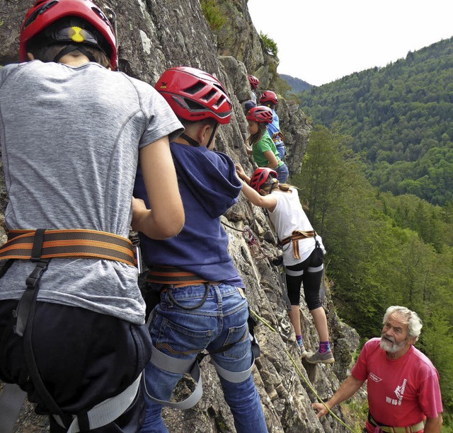 Bei der Durchquerung der senkrechten Felswand ist Schwindelfreiheit gefordert.   | Foto: privat