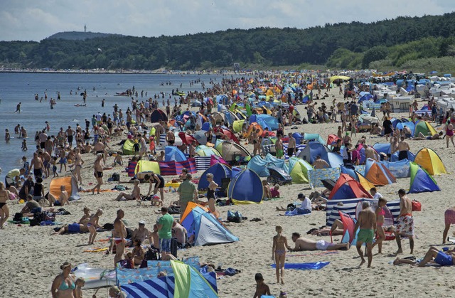 Wo ist denn hier der Whler? Volle Strnde auf Usedom  | Foto: dpa