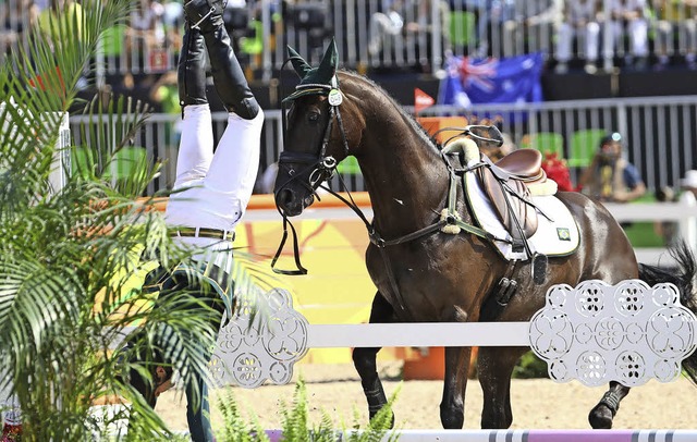 Abwurf mal anders: Tom Bombadill entle...s brasilianischen Reiters Ruy Fonseca.  | Foto: dpa