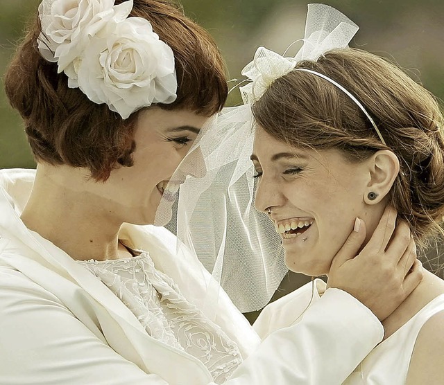 Lesbisches Brautpaar   | Foto: dpa