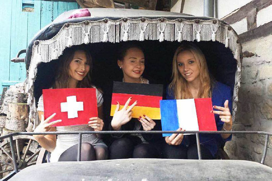 Amandine Fritsch (Mitte) und Virginie ...and&#8220; Elodie Raedersdorff (links)  | Foto: privat