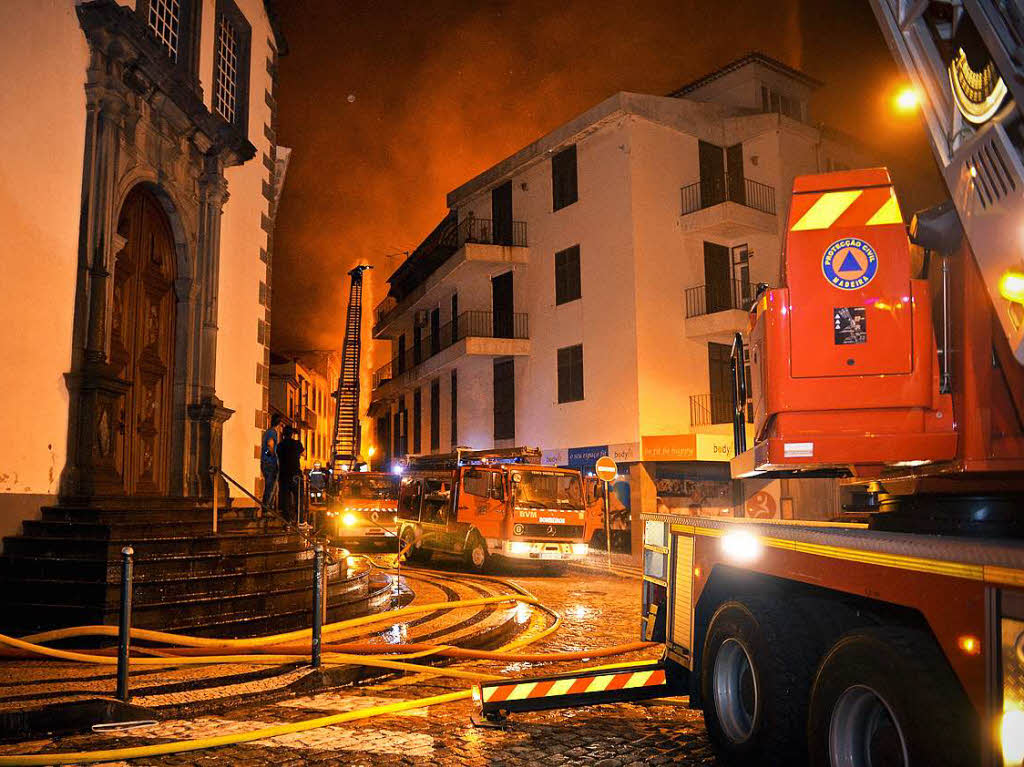 Die Flammen erreichten in der Nacht zum Mittwoch das historische Zentrum der Hauptstadt Funchal.