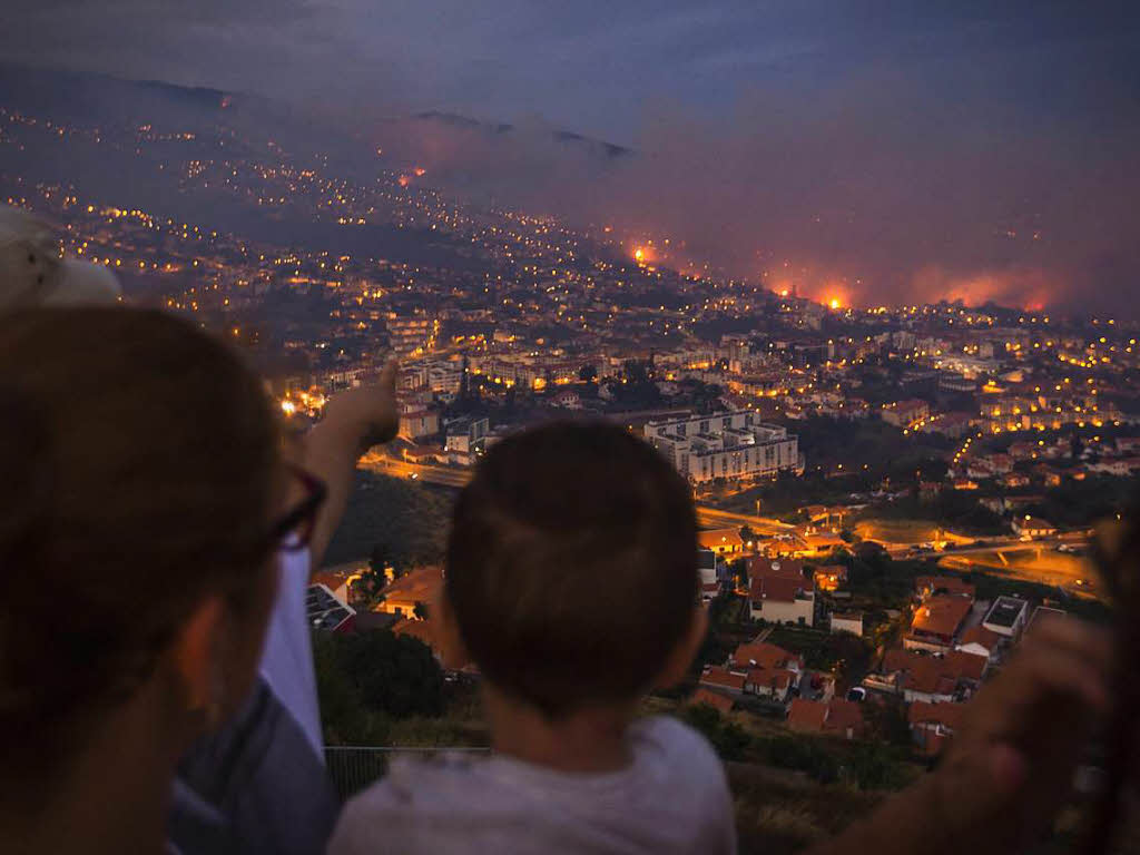 Die Lage auf Madeira, wo seit Montag Waldbrnde wten, hat sich gefhrlich zugespitzt. Die Brnde erreichten am Mittwoch das Zentrum der Insel-Hauptstadt Funchal, drei Menschen kamen in ihren Husern ums Leben. Rund tausend Menschen mussten in Sicherheit gebracht werden, darunter auch Touristen.