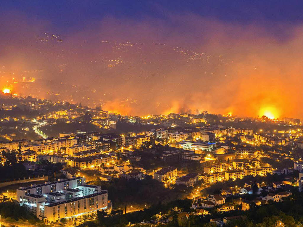 Die Lage auf Madeira, wo seit Montag Waldbrnde wten, hat sich gefhrlich zugespitzt. Die Brnde erreichten am Mittwoch das Zentrum der Insel-Hauptstadt Funchal, drei Menschen kamen in ihren Husern ums Leben. Rund tausend Menschen mussten in Sicherheit gebracht werden, darunter auch Touristen.