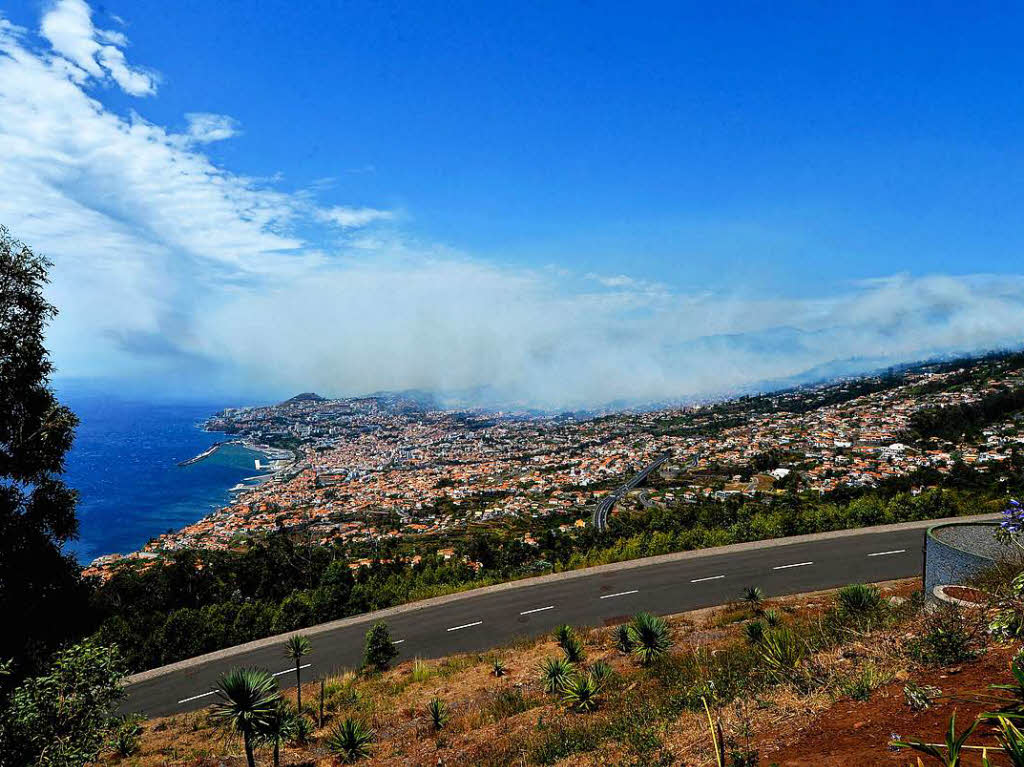 Die Lage auf Madeira, wo seit Montag Waldbrnde wten, hat sich gefhrlich zugespitzt. Die Brnde erreichten am Mittwoch das Zentrum der Insel-Hauptstadt Funchal, drei Menschen kamen in ihren Husern ums Leben. Rund tausend Menschen mussten in Sicherheit gebracht werden, darunter auch Touristen.