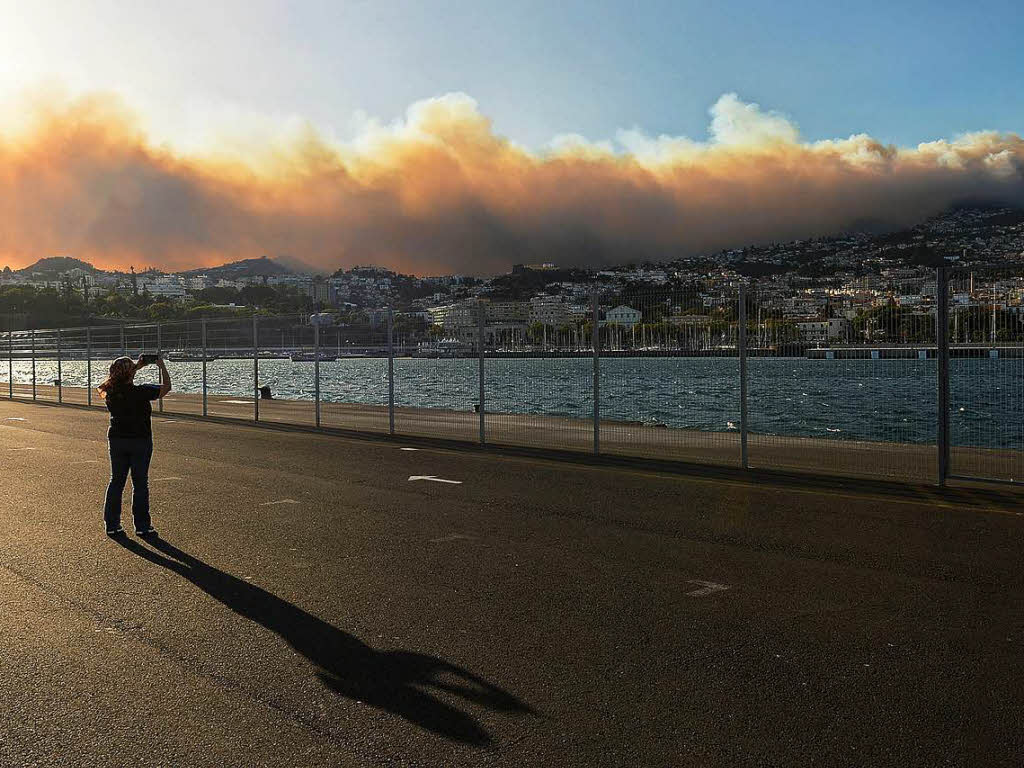 Die Lage auf Madeira, wo seit Montag Waldbrnde wten, hat sich gefhrlich zugespitzt. Die Brnde erreichten am Mittwoch das Zentrum der Insel-Hauptstadt Funchal, drei Menschen kamen in ihren Husern ums Leben. Rund tausend Menschen mussten in Sicherheit gebracht werden, darunter auch Touristen.