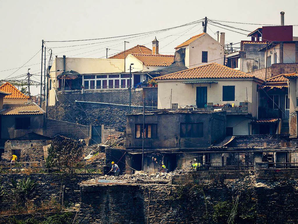 Die Lage auf Madeira, wo seit Montag Waldbrnde wten, hat sich gefhrlich zugespitzt. Die Brnde erreichten am Mittwoch das Zentrum der Insel-Hauptstadt Funchal, drei Menschen kamen in ihren Husern ums Leben. Rund tausend Menschen mussten in Sicherheit gebracht werden, darunter auch Touristen.