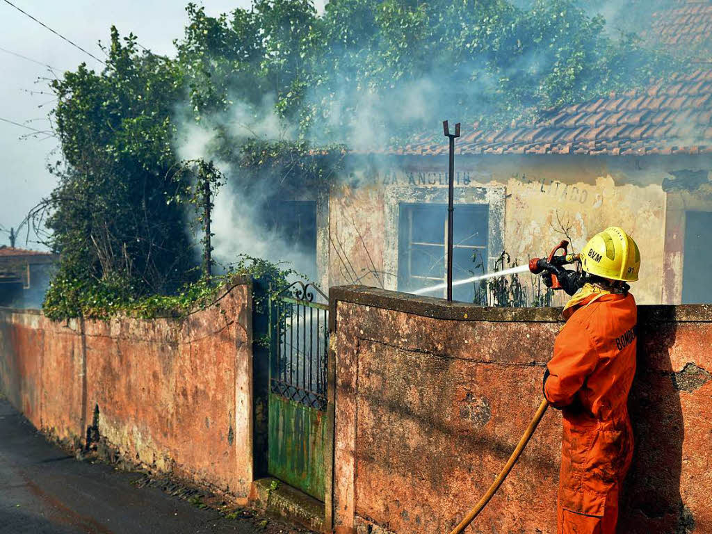 Die Lage auf Madeira, wo seit Montag Waldbrnde wten, hat sich gefhrlich zugespitzt. Die Brnde erreichten am Mittwoch das Zentrum der Insel-Hauptstadt Funchal, drei Menschen kamen in ihren Husern ums Leben. Rund tausend Menschen mussten in Sicherheit gebracht werden, darunter auch Touristen.