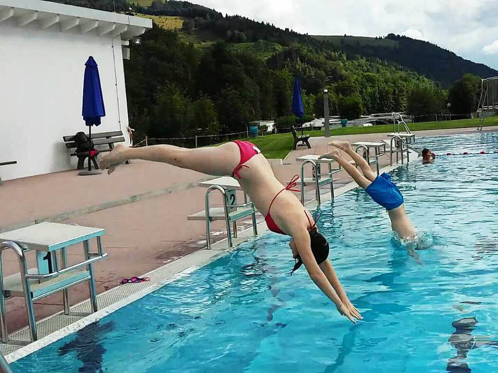 Meine zwei Synchronspringer im neuerbauten Schnauer SchwimmbadFotografin: Monika KieferBZ Fotosommer, Thema: Wasser