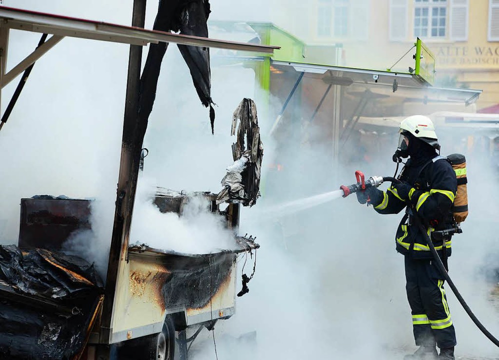 Bei dem Brand auf dem Münsterplatz am ...urde ein Wurststand komplett zerstört.  | Foto: Rita Eggstein