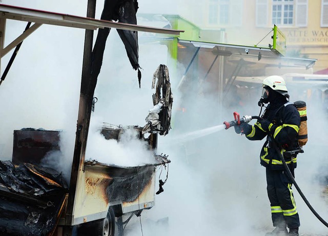 Bei dem Brand auf dem Mnsterplatz am ...urde ein Wurststand komplett zerstrt.  | Foto: Rita Eggstein