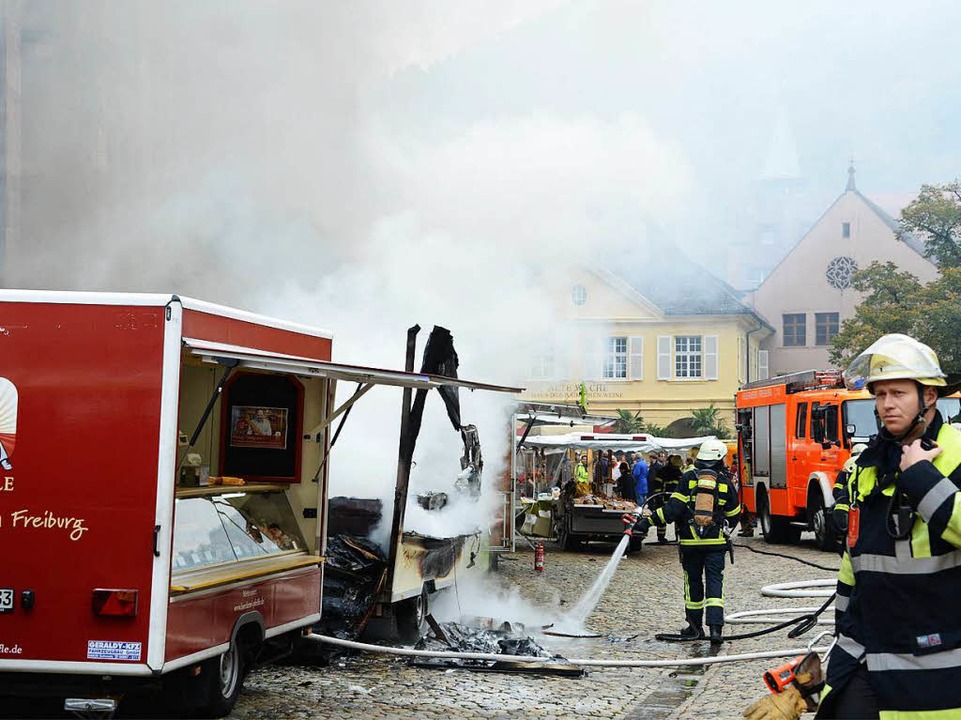 Bei dem Brand auf dem Münsterplatz am ...urde ein Wurststand komplett zerstört.  | Foto: Rita Eggstein