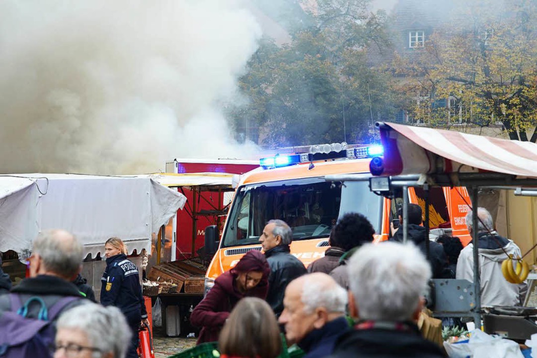 Bei dem Brand auf dem Mnsterplatz am ...urde ein Wurststand komplett zerstrt.  | Foto: Rita Eggstein