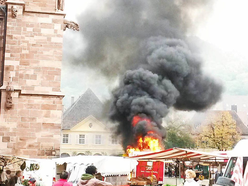 Bei dem Brand auf dem Münsterplatz am ...urde ein Wurststand komplett zerstört.  | Foto: Gerhard Schleicher
