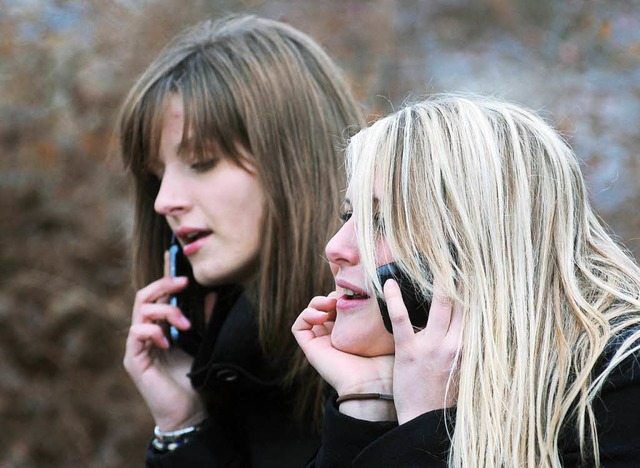 Teens mit Smartphone am Ohr.   | Foto: dpa