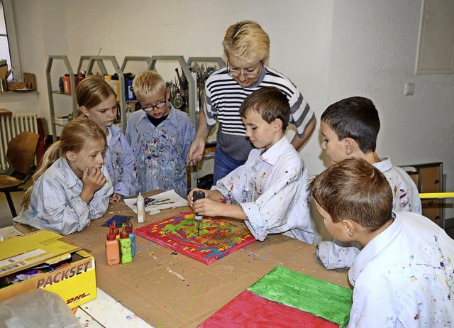 Endingen. Sabine Brenner mit den Kindern  in der Kreativwerkstatt.  | Foto: Roland Vitt