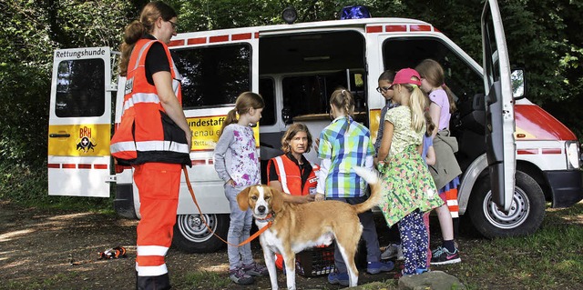 Auf zur Personensuche: Bei der Feriens...bildung und Arbeit von Rettungshunden.  | Foto: Christiane Franz